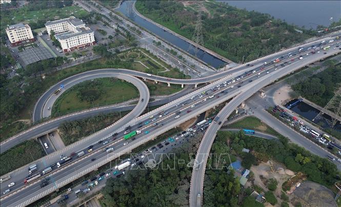 Các phương tiện nối đuôi nhau trên đường vành đai 3 trên cao chờ xuống cao tốc Pháp Vân - Cầu Giẽ. Ảnh: Quốc Khánh - TTXVN