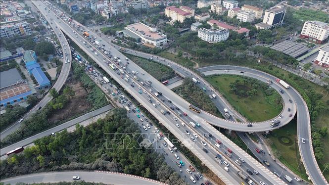 Các phương tiện nối đuôi nhau vội vã rời Hà Nội tại cửa ngõ phía Nam. Ảnh: Quốc Khánh - TTXVN