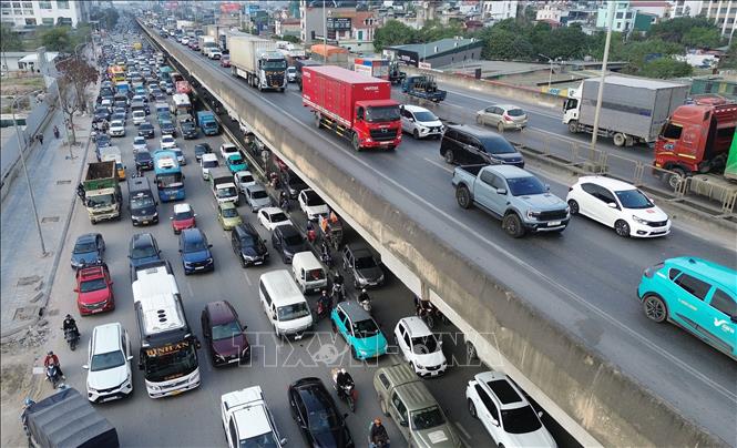 Các phương tiện nối đuôi nhau vội vã rời Hà Nội. Ảnh: Quốc Khánh - TTXVN