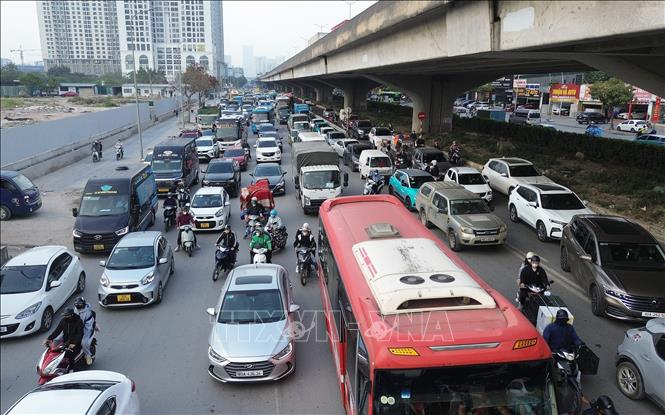 Đường Nguyễn Xiển các phương tiện di chuyển khó khăn lúc 16h. Ảnh: Quốc Khánh - TTXVN