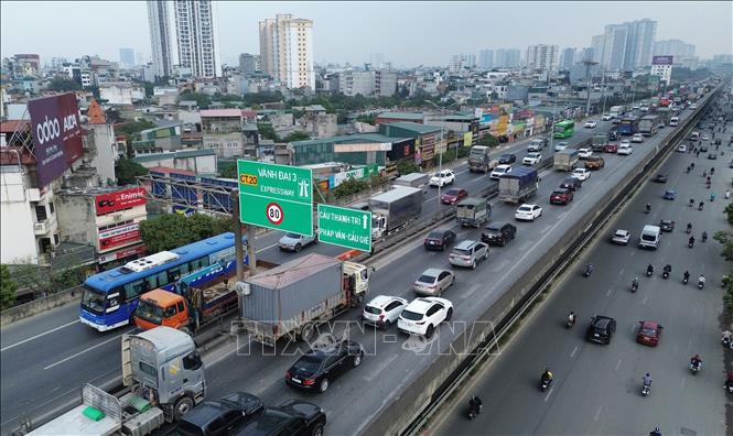 Phương tiện di chuyển khó khăn trên đường vành đai 3 trên cao. Ảnh: Quốc Khánh - TTXVN