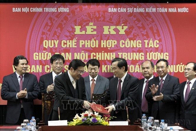 Đồng chí Nguyễn Hữu Vạn, Tổng Kiểm toán Nhà nước (bên phải) và đồng chí Phan Đình Trạc, Phó Trưởng Ban thường trực  Ban Nội chính Trung ương ký Quy chế phối hợp công tác phòng, chống tham nhũng giữa hai đơn vị. Ảnh: Tuấn Anh - TTXVN