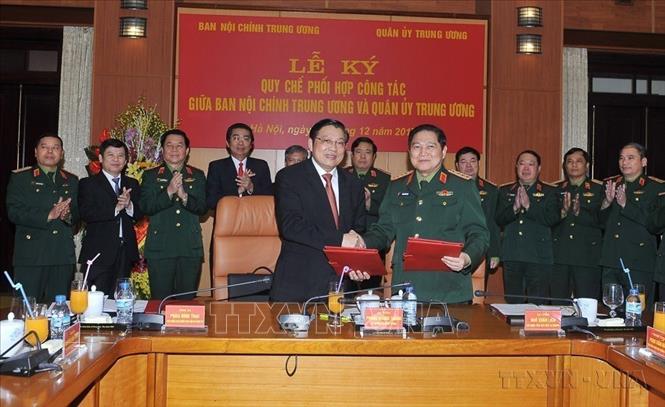 Đại tướng Ngô Xuân Lịch, Chủ nhiệm Tổng cục Chính trị QĐND Việt Nam và đồng chí Phan Đình Trạc, Phó trưởng Ban Thường trực Ban Nội Trung ương ký Quy chế phối hợp công tác giữa hai đơn vị (22/12/2015). Ảnh: Trọng Đức - TTXVN