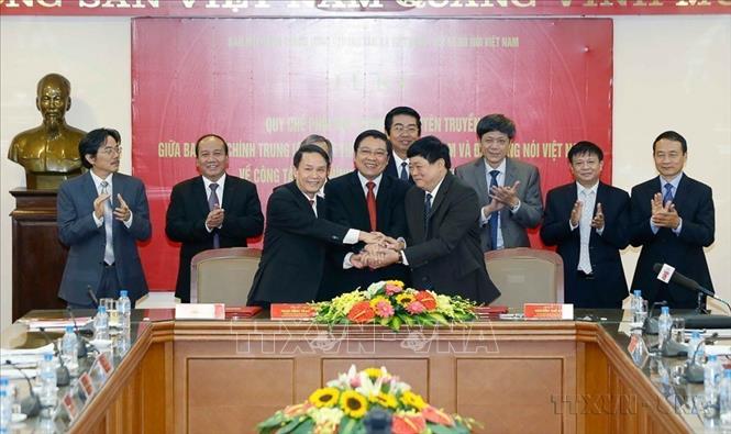 Đồng chí Phan Đình Trạc, Ủy viên Trung ương Đảng, Trưởng Ban Nội chính Trung ương, Phó Trưởng ban Thường trực BCĐ Trung ương về phòng, chống tham nhũng; đồng chí Nguyễn Đức Lợi, Ủy viên Trung ương Đảng, Tổng Giám đốc Thông tấn xã Việt Nam, đồng chí Nguyễn Thế Kỷ, Ủy viên Trung ương Đảng, Tổng Giám đốc Đài Tiếng nói Việt Nam ký quy chế phối hợp thông tin (24/11/2016). Ảnh: TTXVN
