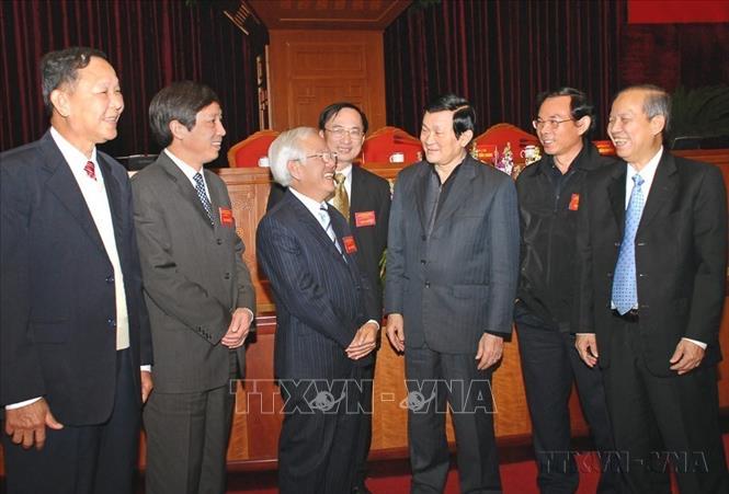 Đồng chí Trương Tấn Sang, Uỷ viên Bộ Chính trị, Thường trực Ban Bí thư và Phó Thủ tướng Trương Vĩnh Trọng, Phó Ban chỉ đạo Trung ương về phòng, chống tham nhũng với các đại biểu. Ảnh: Doãn Tấn - TTXVN