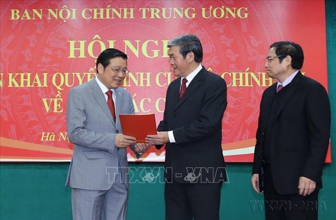 Đồng chí Đinh Thế Huynh, Ủy viên Bộ Chính trị, Thường trực Ban Bí thư trao Quyết định của Bộ Chính trị cho đồng chí Phan Đình Trạc phân công giữ chức Trưởng Ban Nội chính Trung ương (29/2/2016). Ảnh: An Đăng - TTXVN