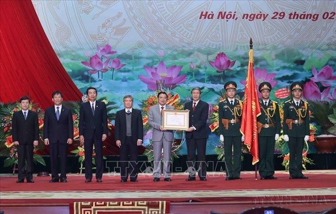 Đồng chí Đinh Thế Huynh, Ủy viên Bộ Chính trị, Thường trực Ban Bí thư trao tặng Huân chương Lao động hạng Nhất cho Ban Nội chính Trung ương tại Lễ kỷ niệm 50 năm thành lập Ngành (Hà Nội, 29/2/2016). Ảnh: TTXVN
