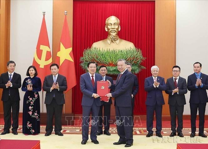 Tổng Bí thư Tô Lâm trao Quyết định của Bộ Chính trị về chức năng, nhiệm vụ của Ban Nội chính Trung ương cho đồng chí Phan Đình Trạc, Ủy viên Bộ Chính trị, Bí thư Trung ương Đảng, Trưởng Ban Nội chính Trung ương (30/12/2024). Ảnh: Thống Nhất – TTXVN