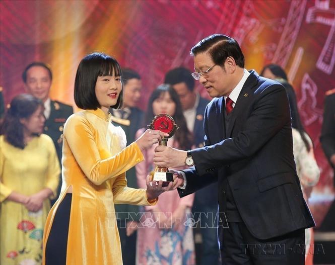 Đồng chí Phan Đình Trạc, Bí thư Trung ương Đảng, Trưởng Ban Nội chính Trung ương trao Giải Khuyến khích cho tác giả Cao Thị Thùy Giang của Báo điện tử VietnamPlus (TTXVN) tại Lễ trao giải Búa liềm vàng lần thứ V (1/2021). Ảnh: TTXVN
