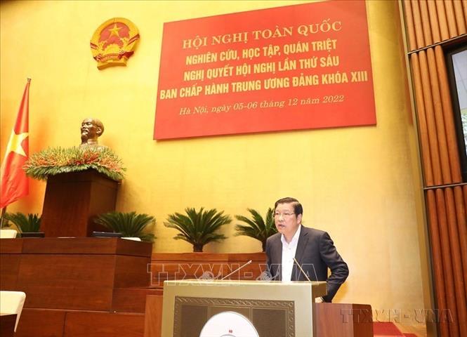 Đồng chí Phan Đình Trạc, Bí thư Trung ương Đảng, Trưởng Ban Nội chính Trung ương đọc tham luận tại Hội nghị toàn quốc nghiên cứu, học tập, quán triệt Nghị quyết Hội nghị lần thứ sáu Ban Chấp hành Trung ương Đảng khoá XIII (12/2022). Ảnh: TTXVN
