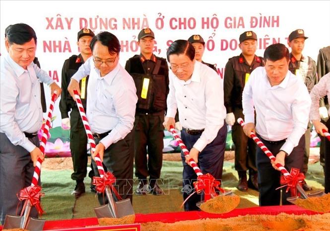 Trưởng Ban Nội chính Trung ương Phan Đình Trạc dự Lễ khởi công “Chiến dịch Quang Trung”, xây dựng 6 căn nhà cho 6 hộ dân có nhà bị hư hỏng, sụp đổ do thiên tai tại xã Hàm Thuận Bắc, tỉnh Lâm Đồng (12/2025). Ảnh: TTXVN
