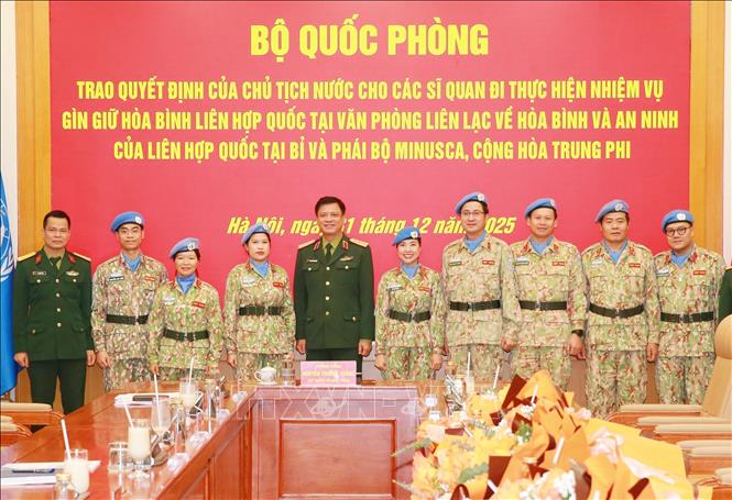 The Ministry of National Defence holds a ceremony in Hanoi on December 31 to hand over the State President’s decisions to deploy four officers to UN peacekeeping missions. VNA Photo: Trọng Đức