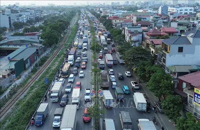 Ùn tắc cục bộ xảy ra tại điểm giao Thạch Bàn - Nguyễn Văn Linh theo cả 2 hướng. Ảnh: Phan Phương – TTXVN
