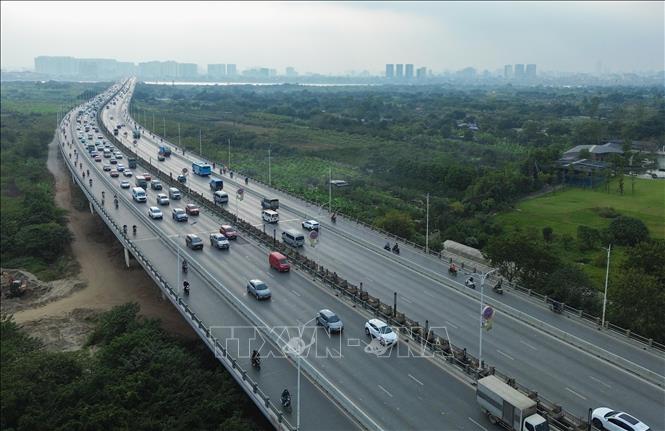 Cầu Vĩnh Tuy hướng ra khỏi trung tâm thành phố xe đông, di chuyển chậm (ảnh chụp lúc 15g30). Ảnh: Phan Phương - TTXVN