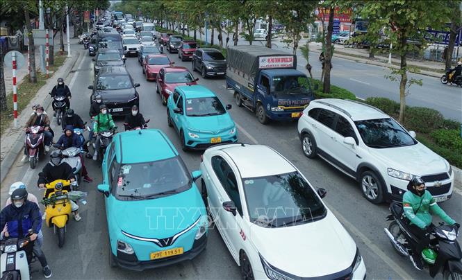 Phương tiện đông, di chuyển chậm trên đường Cổ Linh, đoạn từ Aeon Mall Long Biên đến đầu cao tốc. Ảnh: Phan Phương - TTXVN