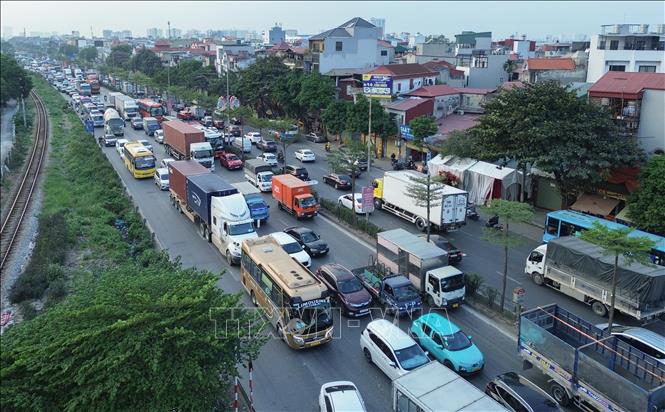 Ùn tắc cục bộ xảy ra tại điểm giao Thạch Bàn - Nguyễn Văn Linh theo cả  2 hướng. Ảnh: Phan Phương – TTXVN