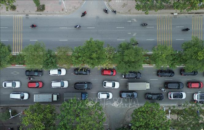 Phương tiện đông, di chuyển chậm trên đường Cổ Linh, hướng ra khỏi Thủ đô. Ảnh: Phan Phương - TTXVN