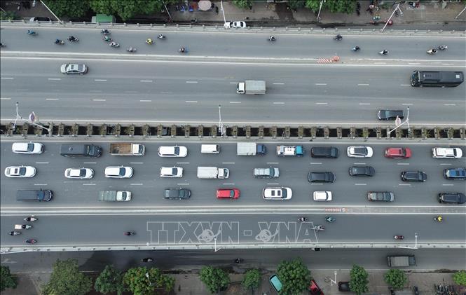 Cầu Vĩnh Tuy hướng ra khỏi trung tâm mật độ giao thông tăng cao, phương tiện di chuyển chậm. Ảnh: Phan Phương - TTXVN
