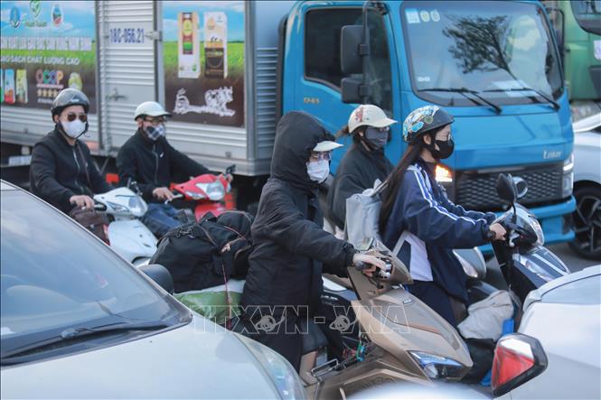 Ùn tắc cục bộ xảy ra tại điểm giao Thạch Bàn - Nguyễn Văn Linh hướng ra khỏi thành phố. Ảnh: Phan Phương - TTXVN