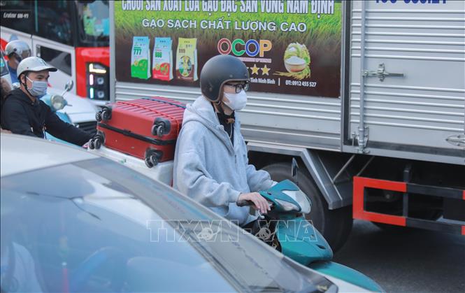 Người dân lỉnh kỉnh đồ đạc, vội vã rời Hà Nội. Ảnh: Phan Phương - TTXVN