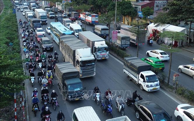 Lượng phương tiện trên đường Nguyễn Văn Linh hướng ra khỏi Thủ đô tăng dần, gây ùn tắc cục bộ. Ảnh: Phan Phương – TTXVN