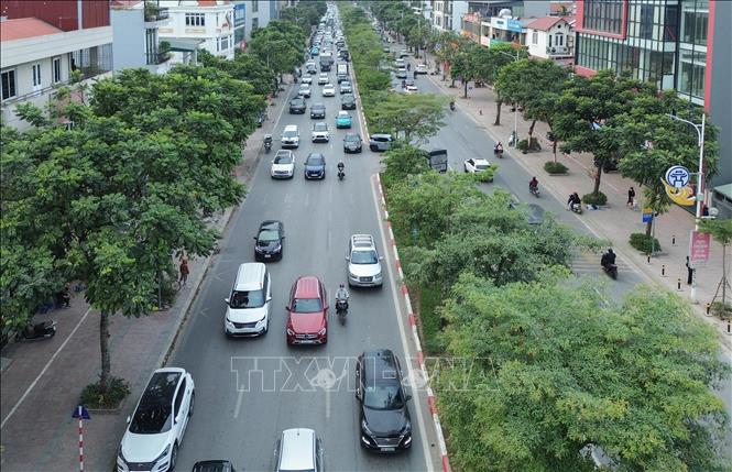 Phương tiện đông, di chuyển chậm trên đường Cổ Linh, đoạn Aeon Mall Long Biên. Ảnh: Phan Phương - TTXVN