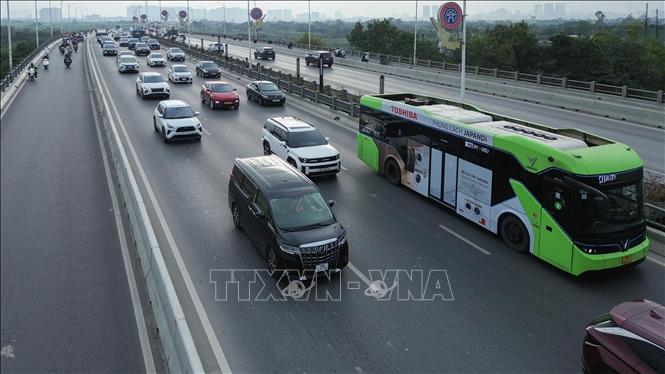 Cầu Vĩnh Tuy hướng ra khỏi trung tâm lưu lượng xe đông, di chuyển chậm (ảnh chụp lúc 15g30). Ảnh: Phan Phương - TTXVN