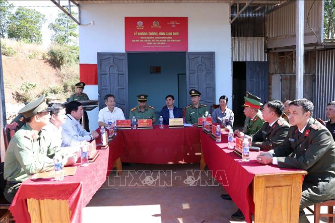 Công an tỉnh Lâm Đồng trao tặng nhà tình nghĩa cho người dân xã biên giới. Ảnh TTXVN phát