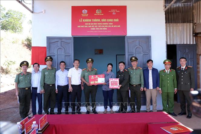 Đại tá Nay Gia Phú, Phó Giám đốc Công an tỉnh Lâm Đồng trao nhà mới cho 1 hộ dân ở xã biên giới Quảng Trực. Ảnh TTXVN phát