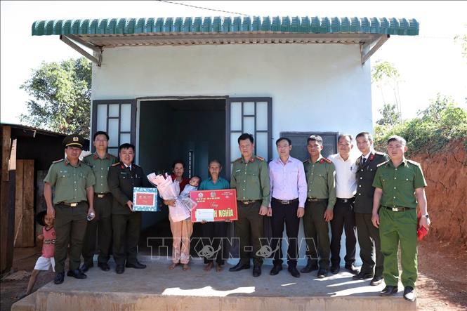 Công an tỉnh Lâm Đồng trao nhà mới cho 1 hộ dân ở xã Tuy Đức. Ảnh TTXVN phát