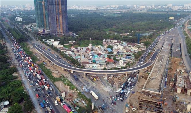 Phương tiện tăng cao vào khung giờ chiều, khiến khu vực nút giao An Phú ùn ứ cục bộ. Ảnh: TTXVN phát