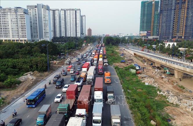Khu vực nút giao An Phú ở phía Đông của Thành phố Hồ Chí Minh khá đông phương tiện. Ảnh: TTXVN phát