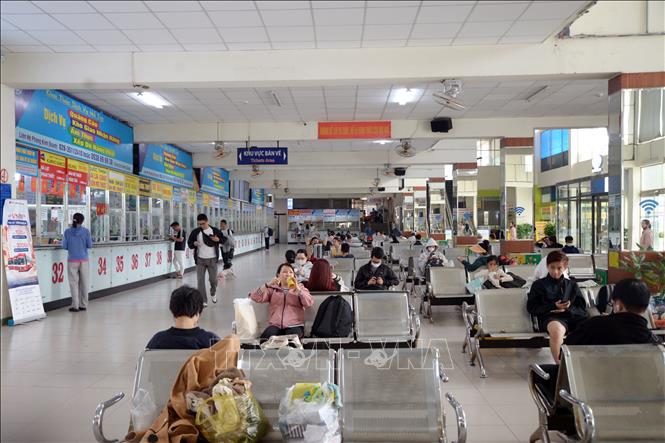 Chiều 31/12/2025, Bến xe miền Đông khá nhộn nhịp, hành khách đến bến xe ngày càng đông. Ảnh: Tiến Lực - TTXVN