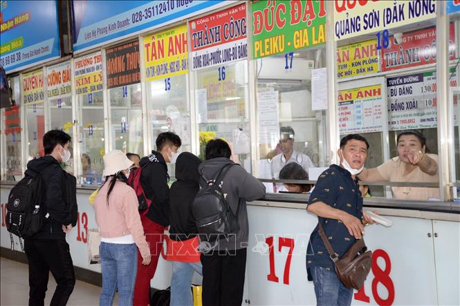 Hành khách mua vé tại Bến xe miền Đông để rời Thành phố, bắt đầu kỳ nghỉ lễ. Ảnh: Tiến Lực - TTXVN
