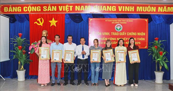 Lãnh đạo Sở Công thương tỉnh Cà Mau trao giấy chứng nhận các đơn vị có sản phẩm công nghiệp nông thôn tiêu biểu cấp tỉnh năm 2025. Ảnh: Huỳnh Anh - TTXVN