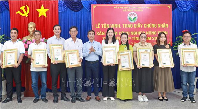 Lãnh đạo Sở Nông nghiệp và Môi trường tỉnh Cà Mau trao giấy chứng nhận các đơn vị có sản phẩm công nghiệp nông thôn tiêu biểu cấp tỉnh năm 2025. Ảnh: Huỳnh Anh - TTXVN