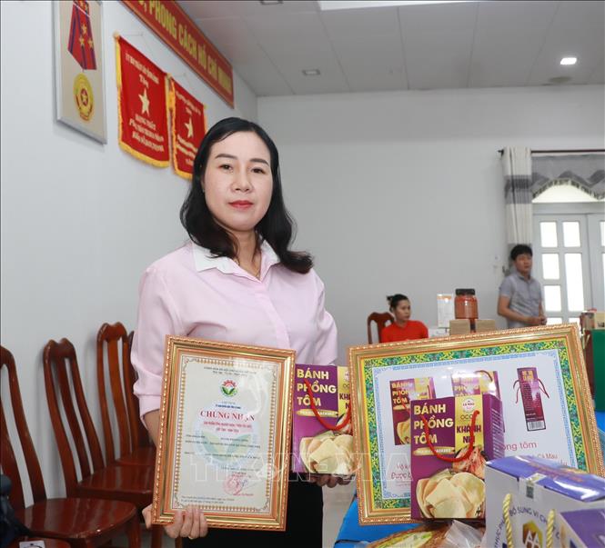 Chị Dương Bích Lệ - đại diện hộ kinh doanh Dương Thu Nhị, phường Hòa Thành, phấn khởi khi sản phẩm bánh phồng tôm của mình là một trong 30 sản phẩm công nghiệp nông thôn tiêu biểu cấp tỉnh năm 2025. Ảnh: Huỳnh Anh - TTXVN