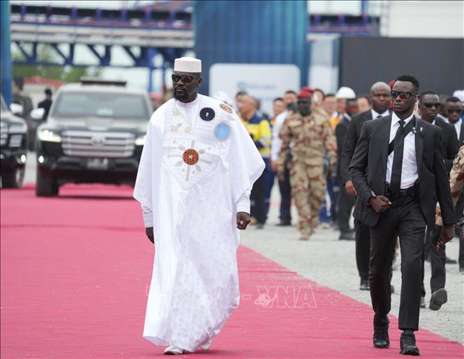 Ông Mamady Doumbouya (trái) tới dự một sự kiện ở Forecariah, Guinea ngày 11/11/2025. Ảnh: THX/TTXVN