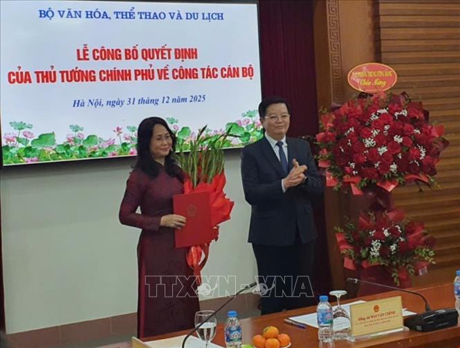 Phó Thủ tướng Mai Văn Chính trao Quyết định của Thủ tướng Chính phủ và chúc mừng đồng chí Lâm Thị Phương Thanh giữ chức Thứ trưởng Thường trực Bộ Văn hóa, Thể thao và Du lịch. Ảnh: Nguyễn Trọng Lịch - TTXVN