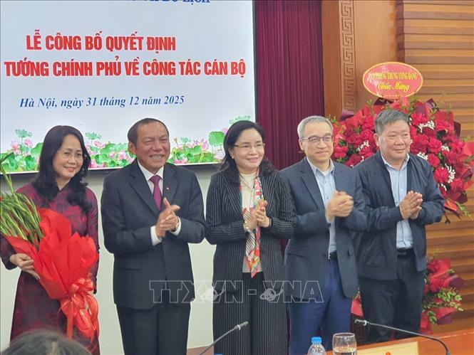 Lãnh đạo Bộ Văn hóa, Thể thao và Du lịch chúc mừng đồng chí Lâm Thị Phương Thanh giữ chức Thứ trưởng Thường trực Bộ Văn hóa, Thể thao và Du lịch. Ảnh: Nguyễn Trọng Lịch - TTXVN

