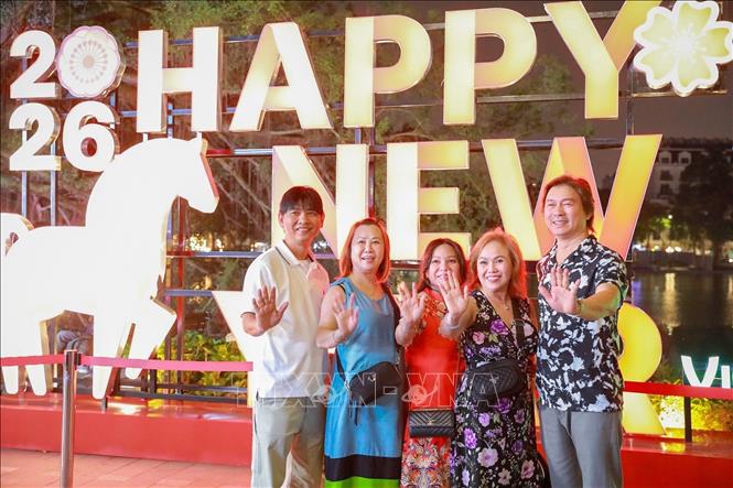 Du khách lưu lại hình ảnh trước thềm năm mới 2026. Ảnh: Khánh Hoà - TTXVN