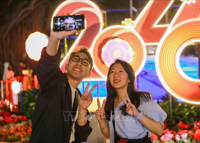 Du khách lưu lại hình ảnh trước thềm năm mới 2026. Ảnh: Khánh Hoà - TTXVN
