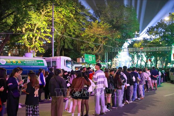 Rất đông các bạn trẻ xếp hàng từ sớm tham dự chương trình Hà Nội Countdown 2026. Ảnh: Khánh Hoà - TTXVN
