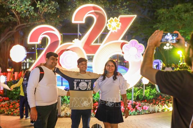 Du khách lưu lại hình ảnh trước thềm năm mới 2026. Ảnh: Khánh Hoà - TTXVN