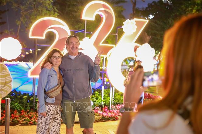 Du khách lưu lại hình ảnh trước thềm năm mới 2026. Ảnh: Khánh Hoà - TTXVN