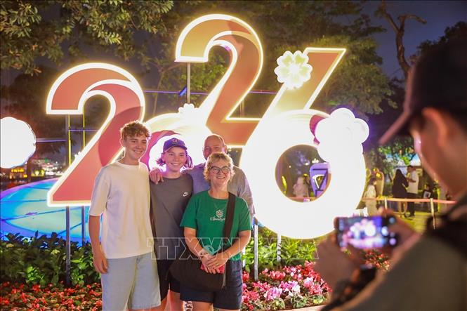 Du khách lưu lại hình ảnh trước thềm năm mới 2026. Ảnh: Khánh Hoà - TTXVN