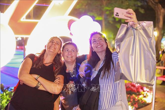 Du khách lưu lại hình ảnh trước thềm năm mới 2026. Ảnh: Khánh Hoà - TTXVN