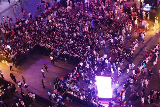 Đông đảo người dân đến khu vực phố đi bộ Nguyễn Huệ (phường Sài Gòn) để theo dõi chương trình countdown. Ảnh: Thu Hương - TTXVN