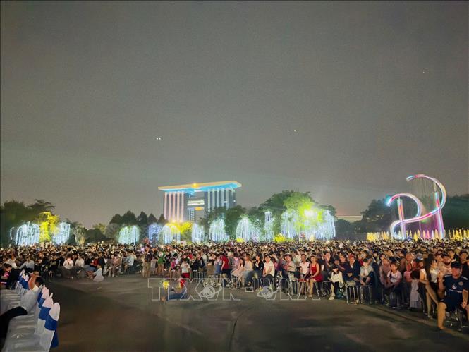 Xung quanh phường Bình Dương được trang trí ánh sáng nghệ thuật trong dịp năm mới. Ảnh: Huyền Trang - TTXVN