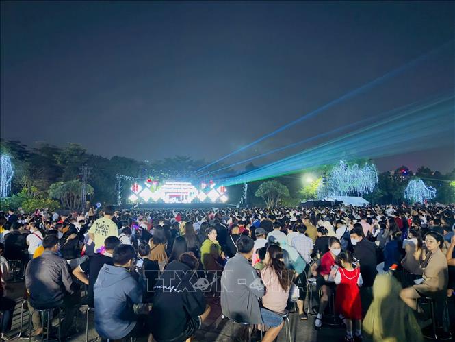 Chương trình văn nghệ chào mừng năm mới 2026 tại phường Bình Dương thu hút đông đảo người dân. Ảnh: Huyền Trang - TTXVN